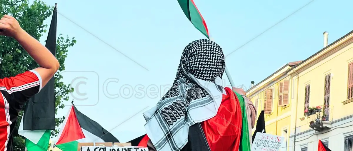 Cosenza scende in piazza per la Palestina: un bagno di folla per dire no al genocidio - FOTO
