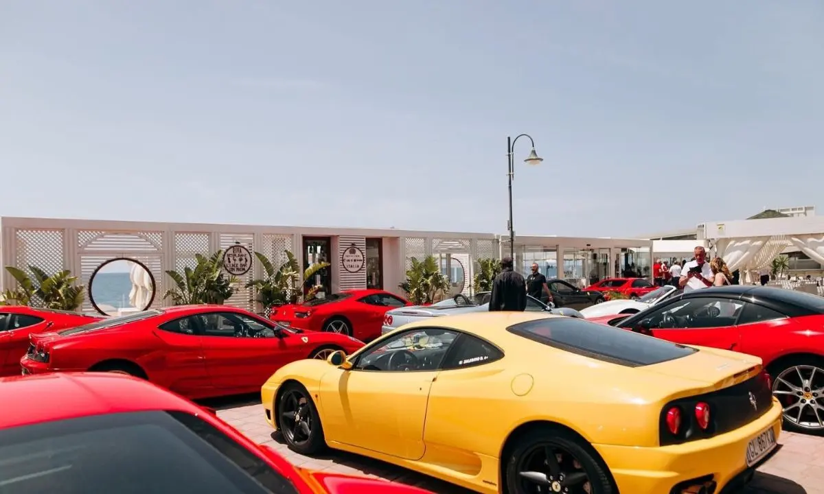 Motori, memoria e passione: a Falerna Marina sfilano le Ferrari tra emozioni, ricordi e spettacolo