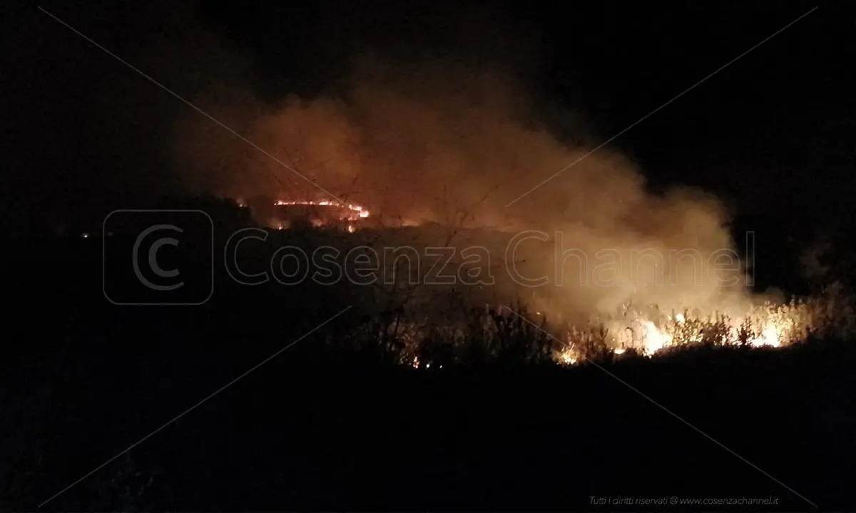 Notte di fuoco a Calopezzati, i soccorsi evitano il peggio