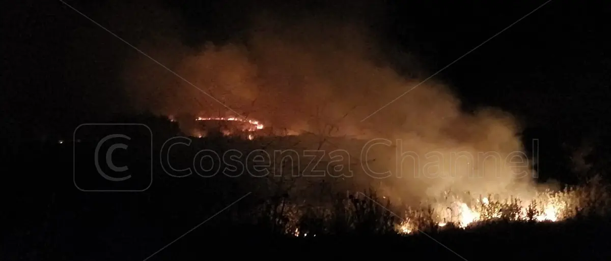 Notte di fuoco a Calopezzati, i soccorsi evitano il peggio