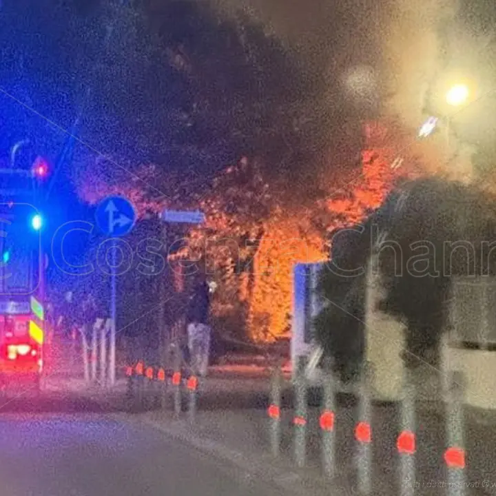 Rossano, incendiata un'auto fuori da un lido. Poco prima botte in un locale della movida