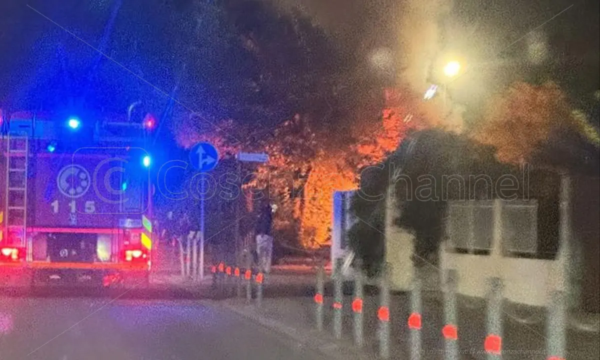 Rossano, incendiata un'auto fuori da un lido. Poco prima botte in un locale della movida