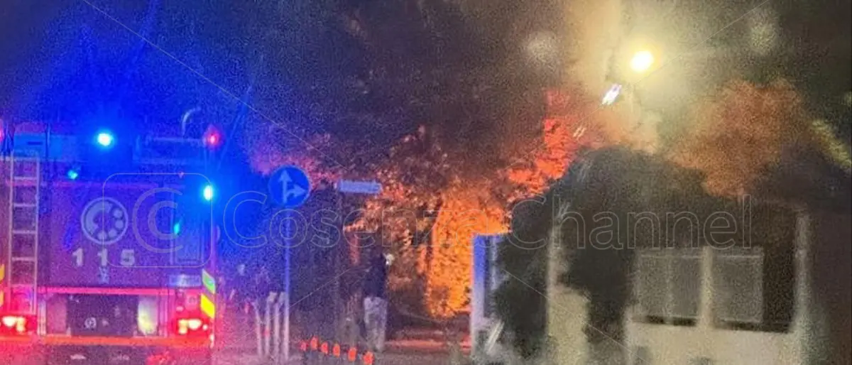 Rossano, incendiata un'auto fuori da un lido. Poco prima botte in un locale della movida