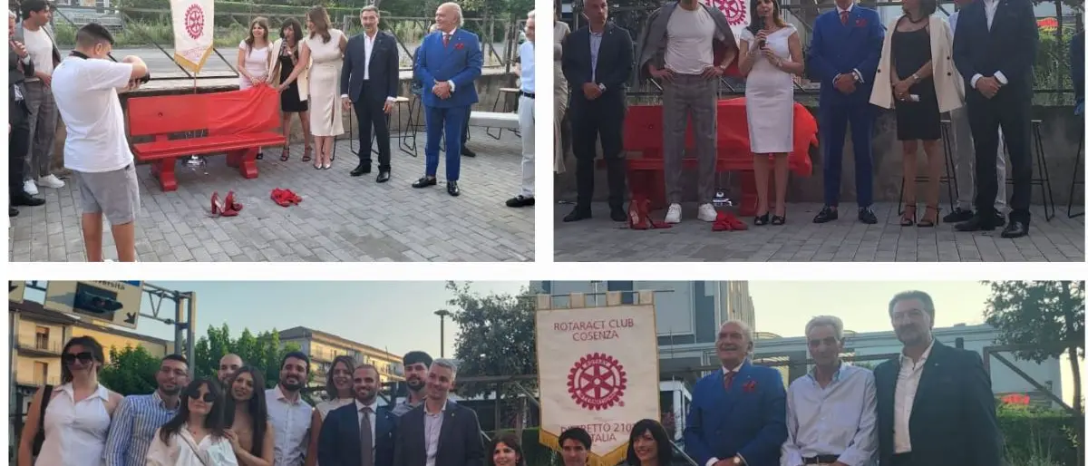 Rende, una panchina rossa in via Leonardo da Vinci