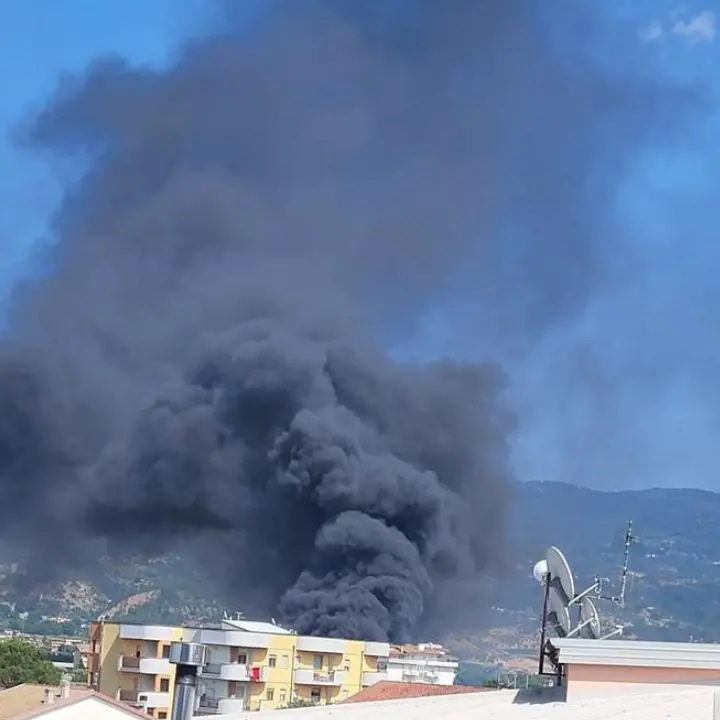 Incendio a Montalto Uffugo, danni a un'autocarrozzeria