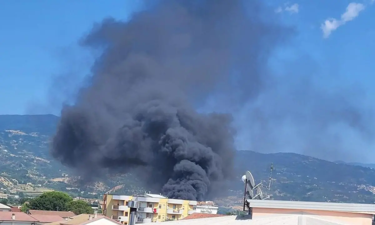 Incendio a Montalto Uffugo, danni a un'autocarrozzeria