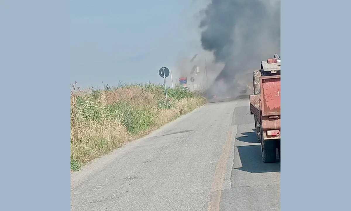 Auto in fiamme sulla Provinciale Doria-Sibari: traffico bloccato in entrambe le direzioni