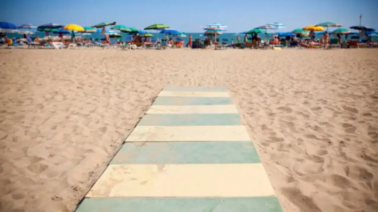 Scava una buca per gioco sulla spiaggia: 17enne muore soffocato sotto la sabbia