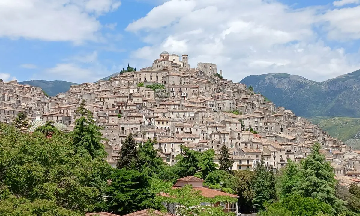 Morano Calabro rilancia sull’ospitalità: il 23 giugno la presentazione della nuova Scuola per lo sviluppo turistico del borgo