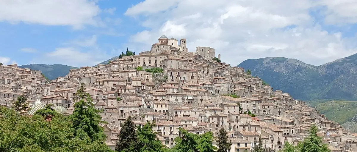 Morano Calabro rilancia sull’ospitalità: il 23 giugno la presentazione della nuova Scuola per lo sviluppo turistico del borgo