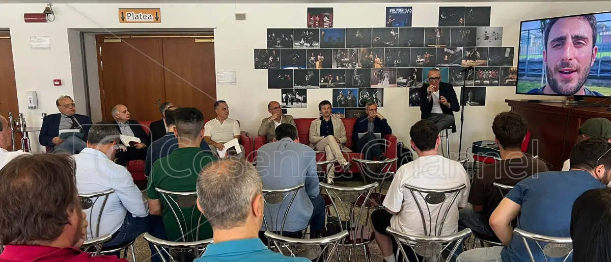 UnicalFesta parte col botto: domani alle 17 c'è Aureliano, l'arbitro del rigore di Ciervo