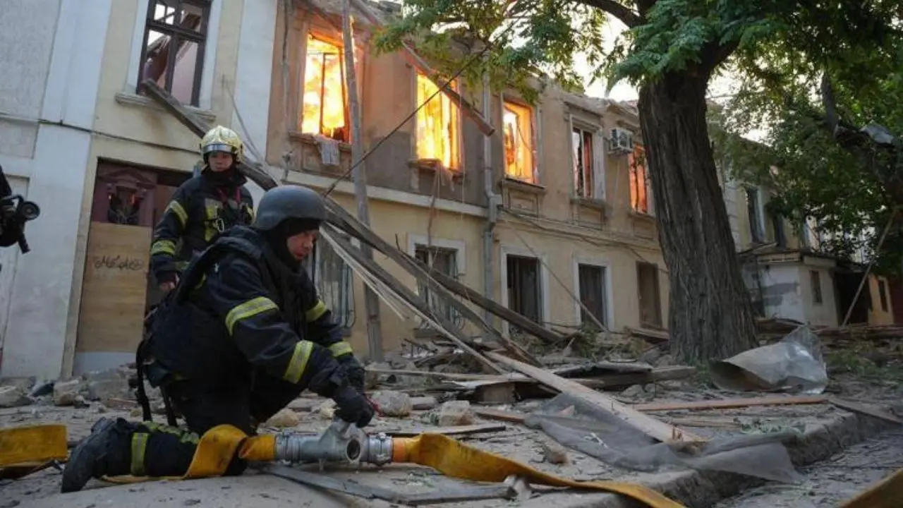Ucraina, Russia bombarda Kiev nella notte: almeno 15 morti
