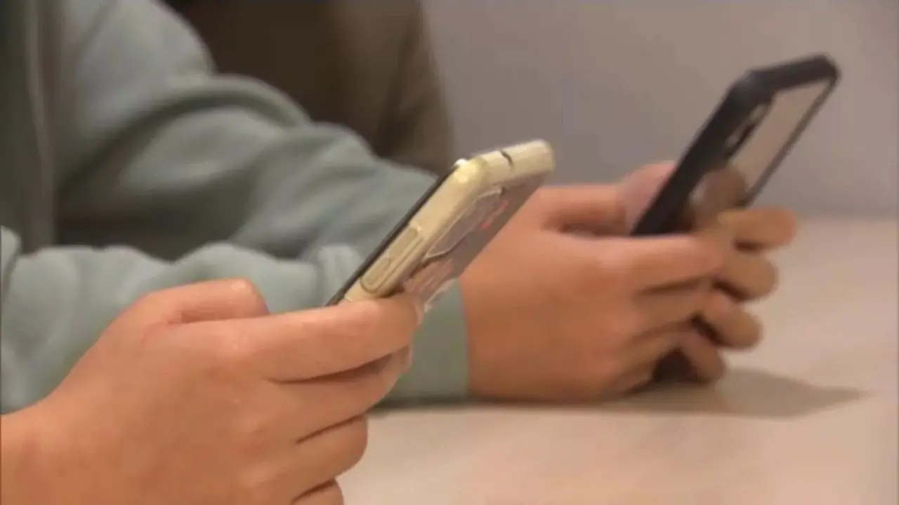 Stop ai cellulari in classe anche alle superiori: la circolare del ministero. Valditara: «Intervento improcrastinabile»