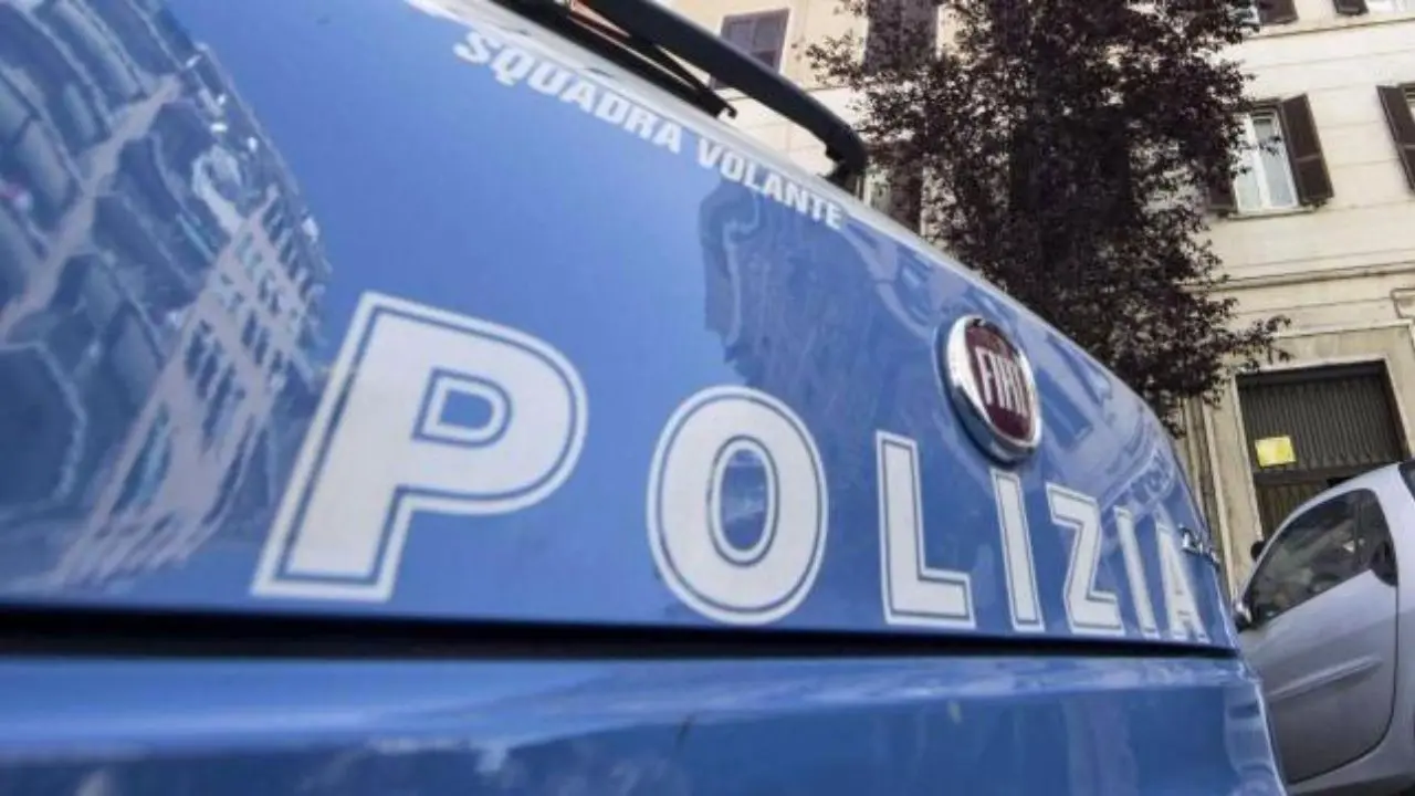 Cosenza, forza il posto di blocco: inseguito e arrestato dalla Polizia