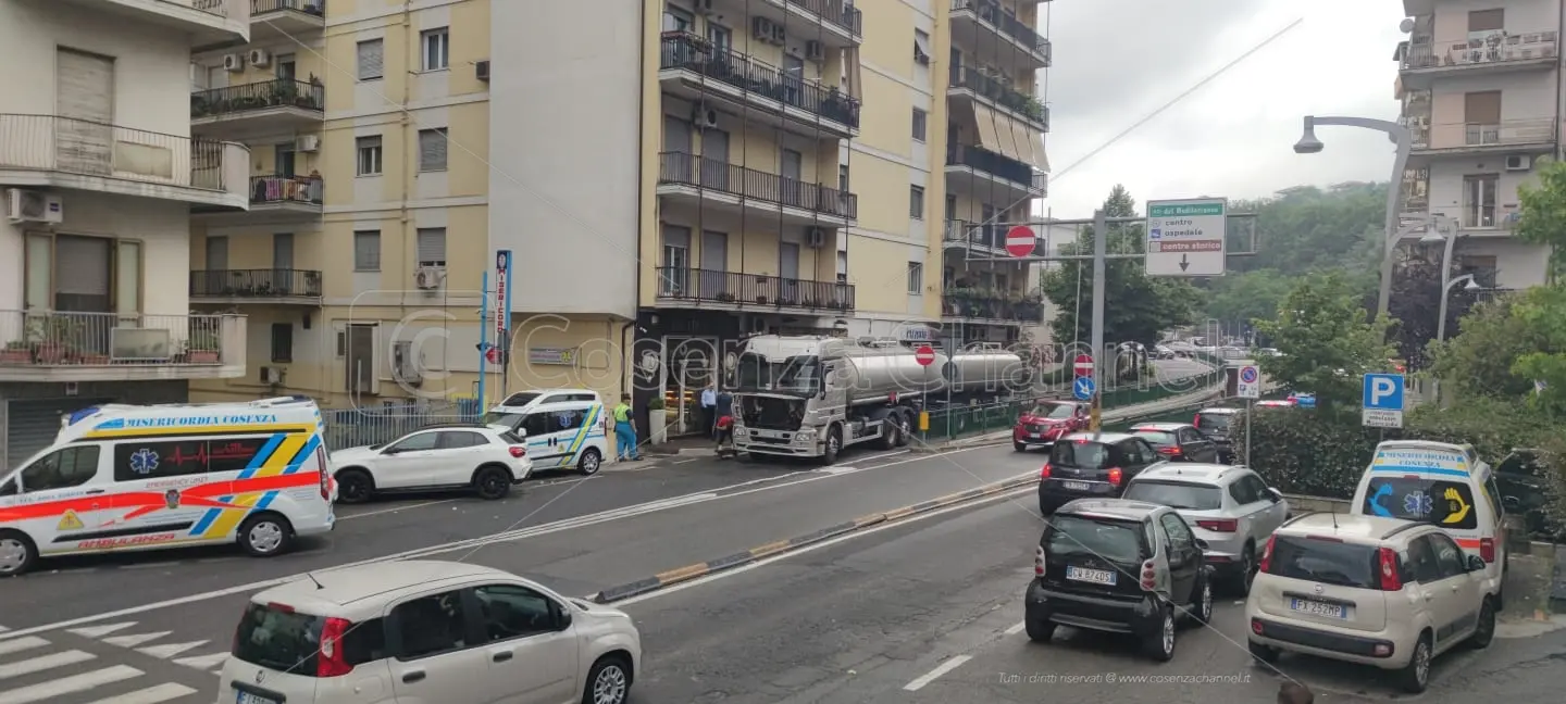 Cosenza, un'autocisterna resta bloccata su via Pasquale Rossi
