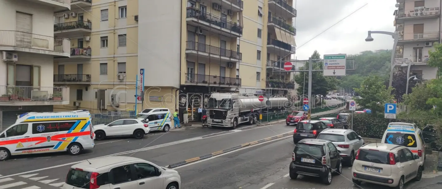 Cosenza, un'autocisterna resta bloccata su via Pasquale Rossi