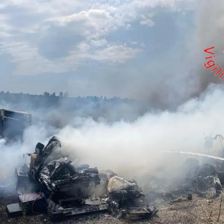 Incendio a Maida, fiamme divorano sterpaglie e danneggiano giostre