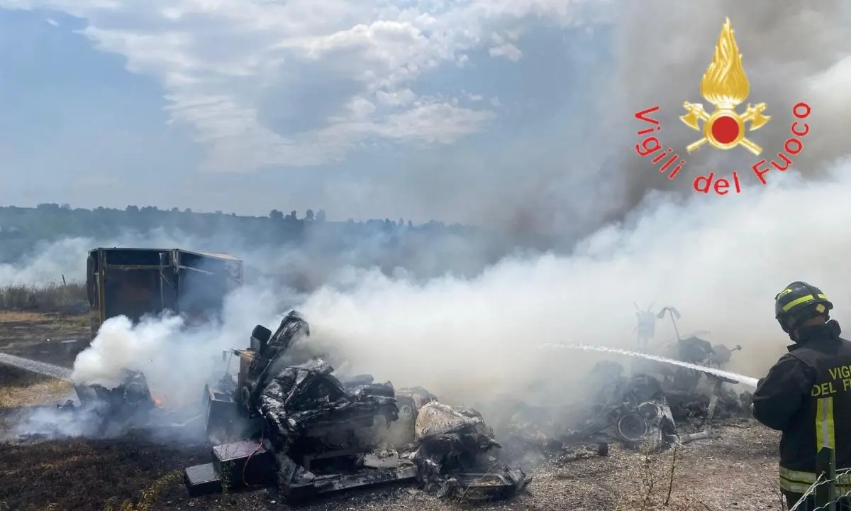 Incendio a Maida, fiamme divorano sterpaglie e danneggiano giostre