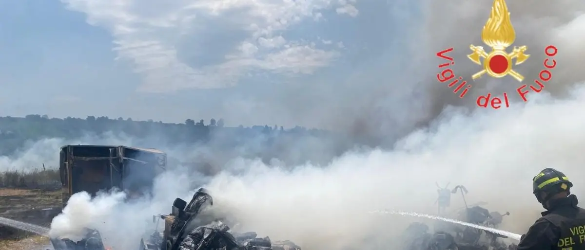 Incendio a Maida, fiamme divorano sterpaglie e danneggiano giostre