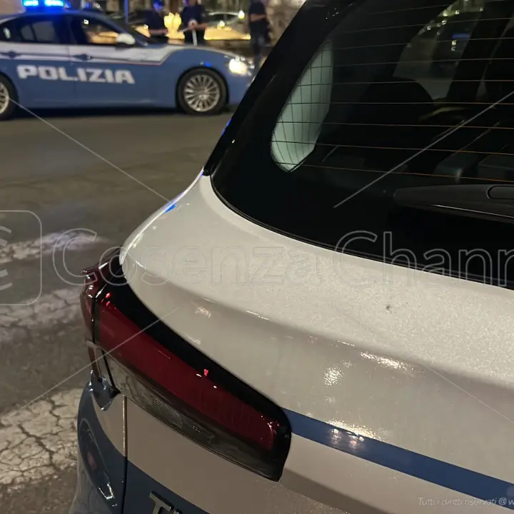 Cosenza, alla vista della volante gettano via il fumo. Presi dopo una breve fuga