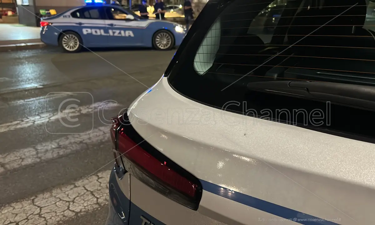 Cosenza, alla vista della volante gettano via il fumo. Presi dopo una breve fuga