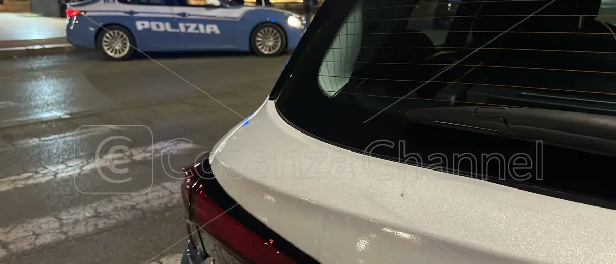 Cosenza, alla vista della volante gettano via il fumo. Presi dopo una breve fuga