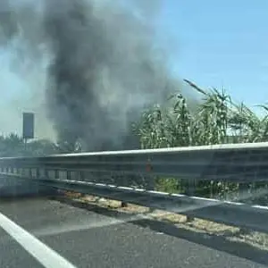 Tenta di appiccare il fuoco lungo la Statale 106: colto sul fatto dalla Polizia Stradale