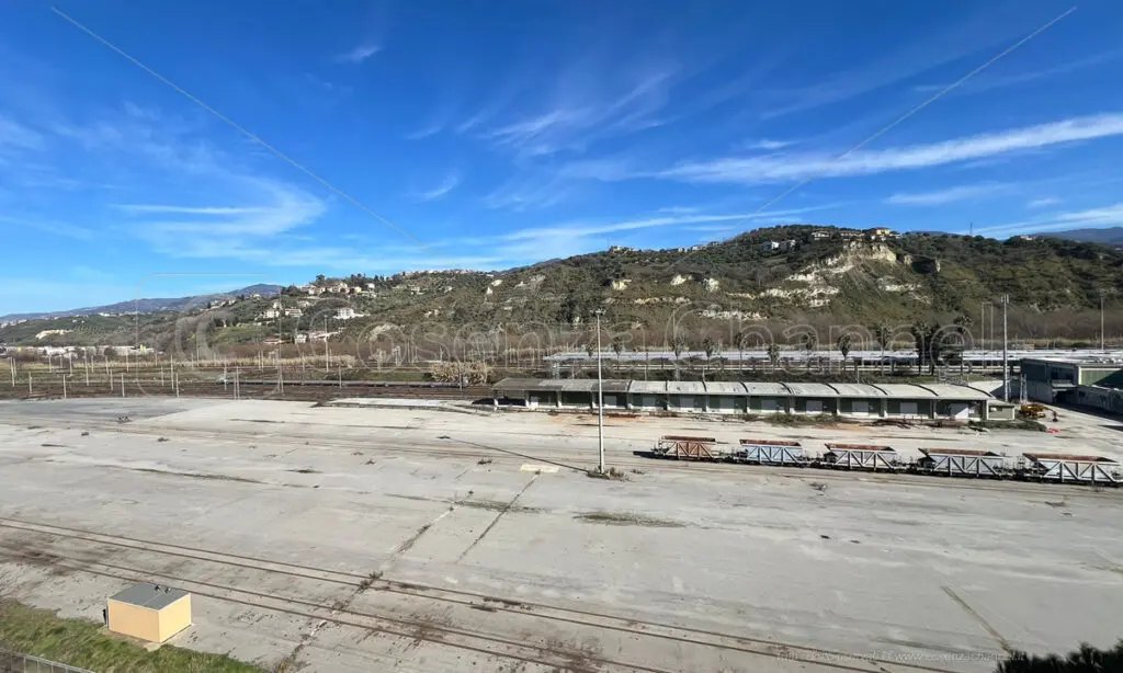 Lazza cambia location e \"trasloca\" all'Arena Rendano. Ecco cos'è successo