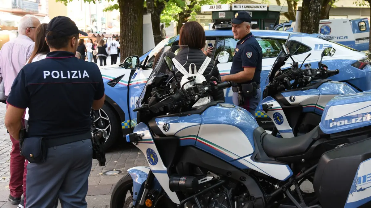 Poliziotti con una studentessa (foto d\\'archivio)