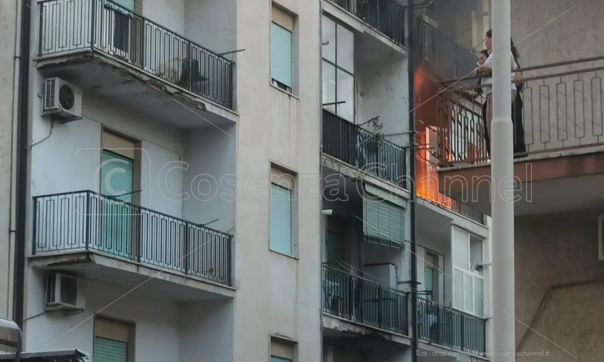 Rossano, scoppia una caldaia al terzo piano di una palazzina. Paura e apprensione