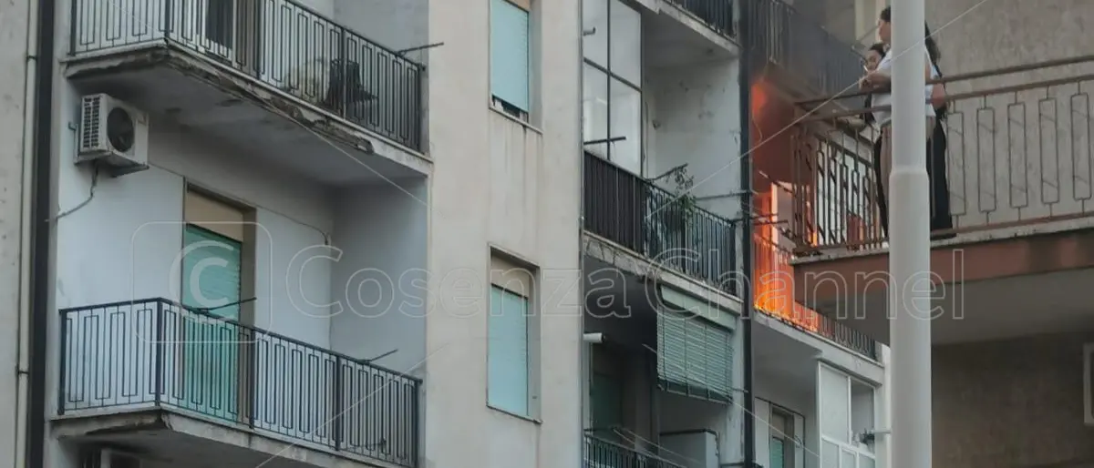 Rossano, scoppia una caldaia al terzo piano di una palazzina. Paura e apprensione