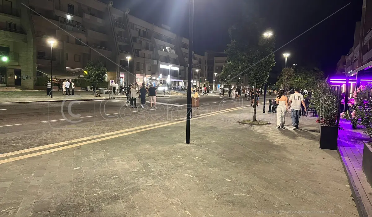 Via Rossini isola pedonale, ieri sera il primo esperimento voluto da Principe (e i locali si riempiono)