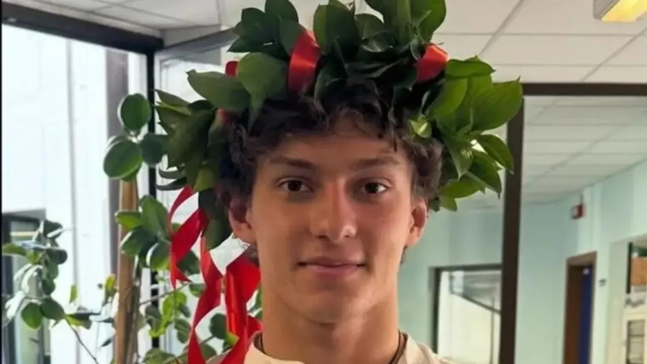 Il campione di F1 Antonelli esulta dopo l'orale della maturità: «Promosso»