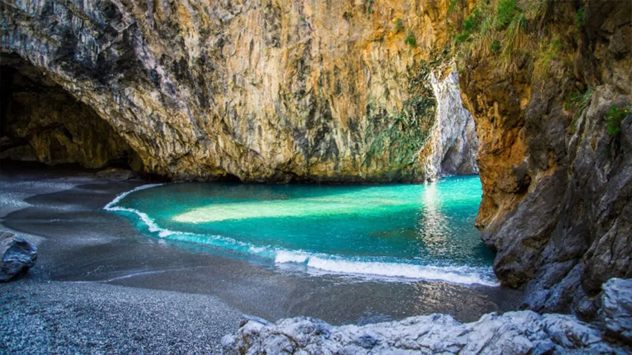 Estate 2025: nella Riviera dei Cedri prezzi dei lidi stabili, ma sempre più servizi