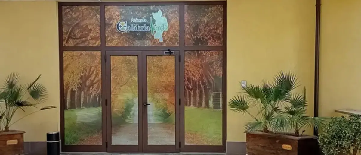 Calabria Verde licenzia sei dipendenti per giusta causa, uno era in carcere anziché al lavoro