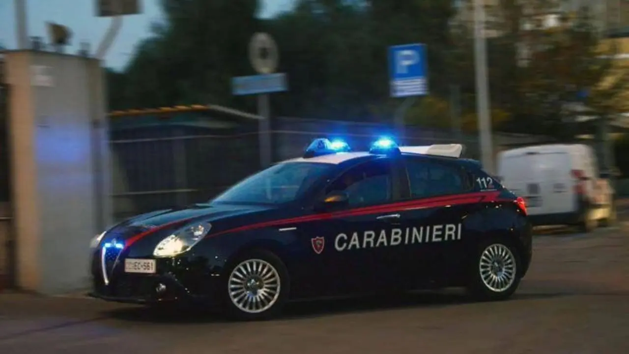 Cagliari, lo trovano ustionato in strada con l'auto in fiamme: 69enne in fin di vita