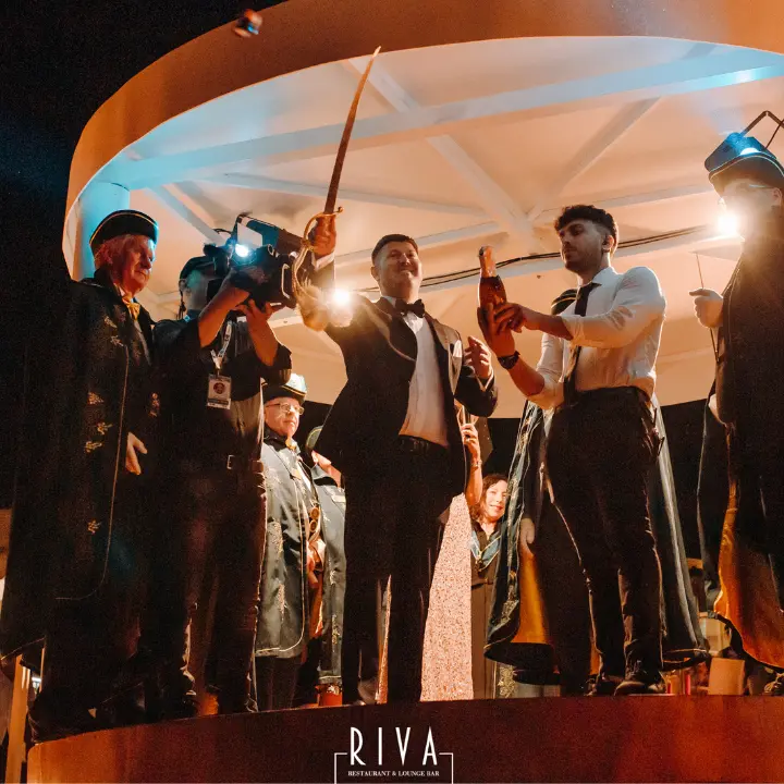 La sciabola dello champagne illumina Falerna: torna il Grand Chapitre d'Italia al Riva - FOTO