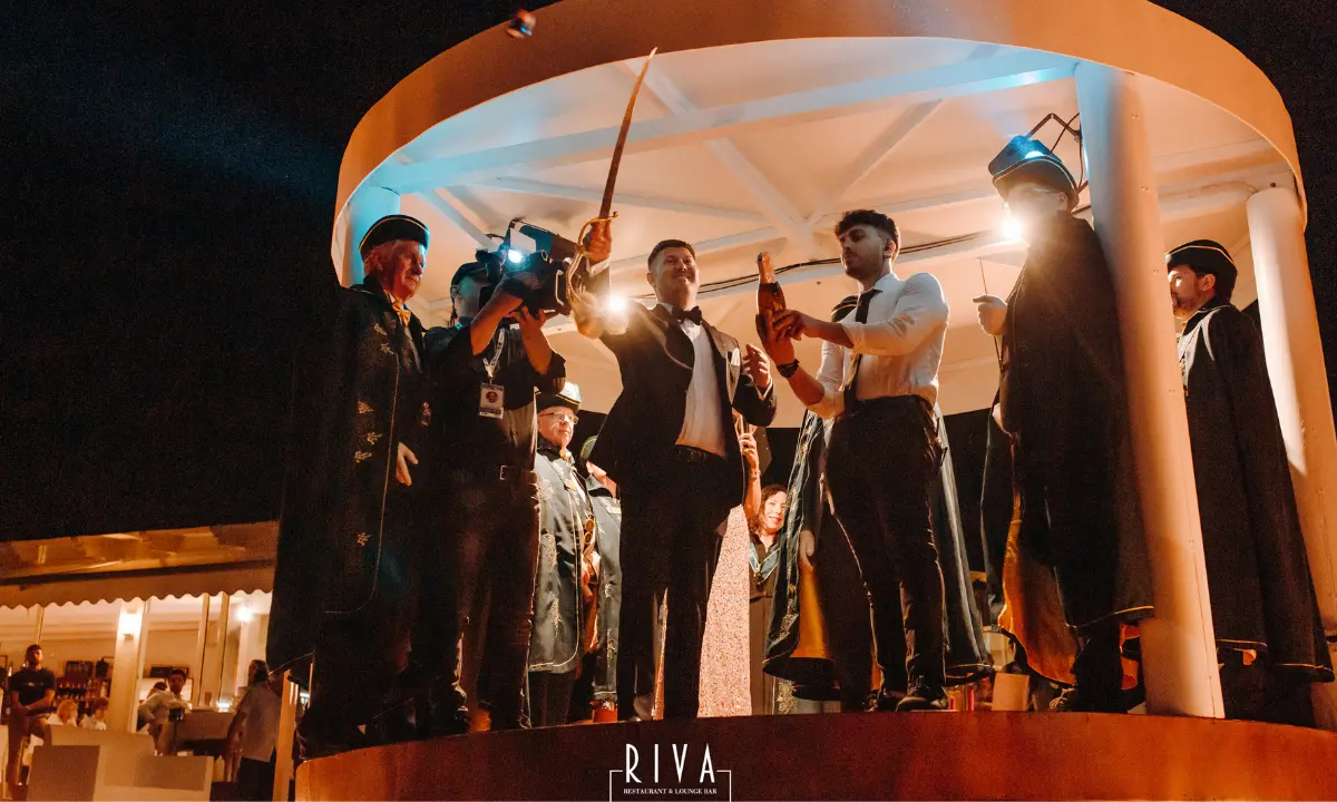 La sciabola dello champagne illumina Falerna: torna il Grand Chapitre d'Italia al Riva - FOTO