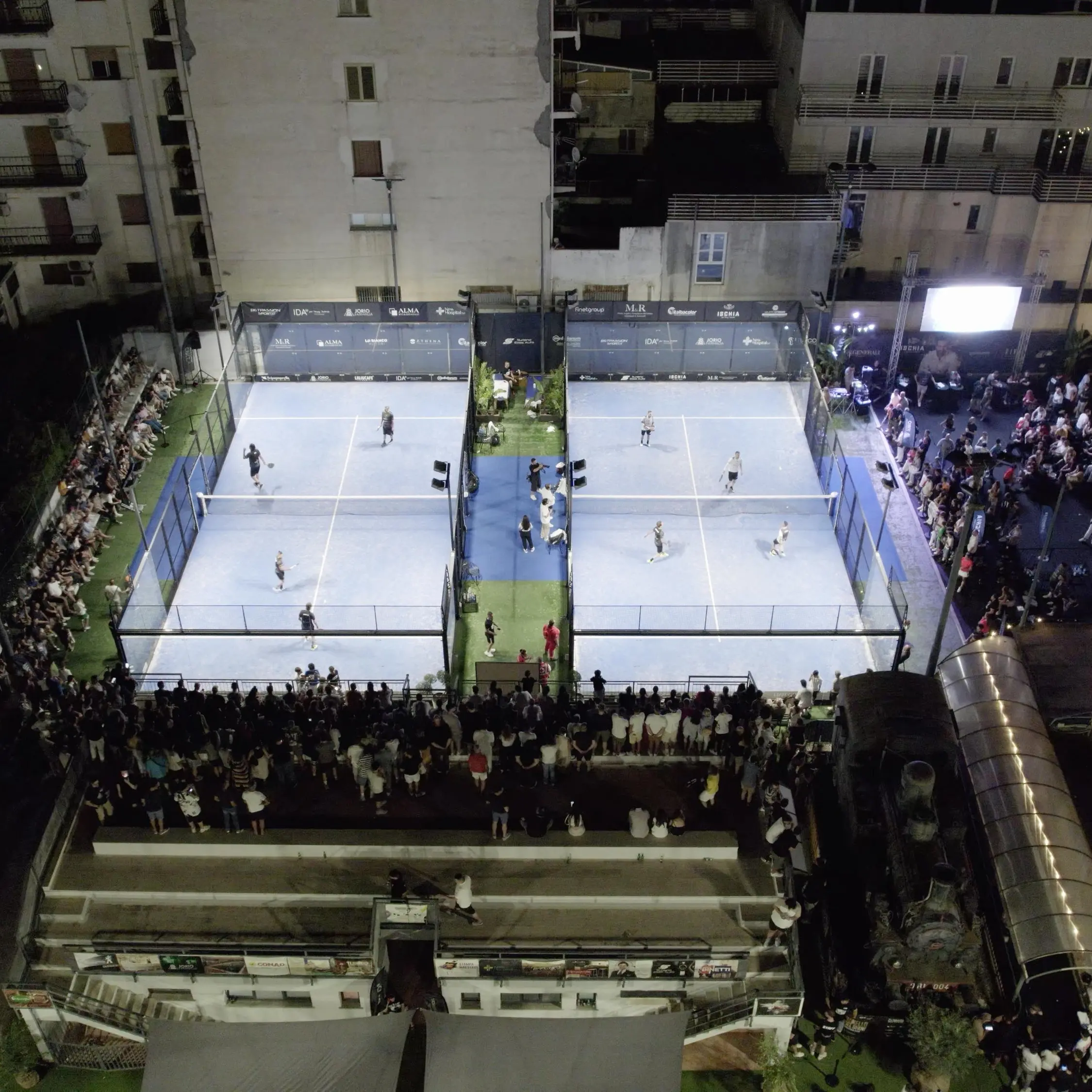 Terza edizione del “Chianello Padel Show”: star del calcio e campioni del padel incantano Paola