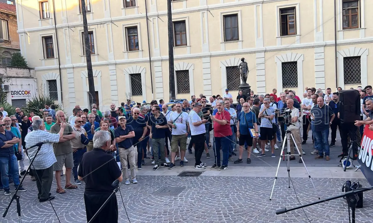 Cosenza, monta la protesta: tifosi riuniti in Piazza Carratelli