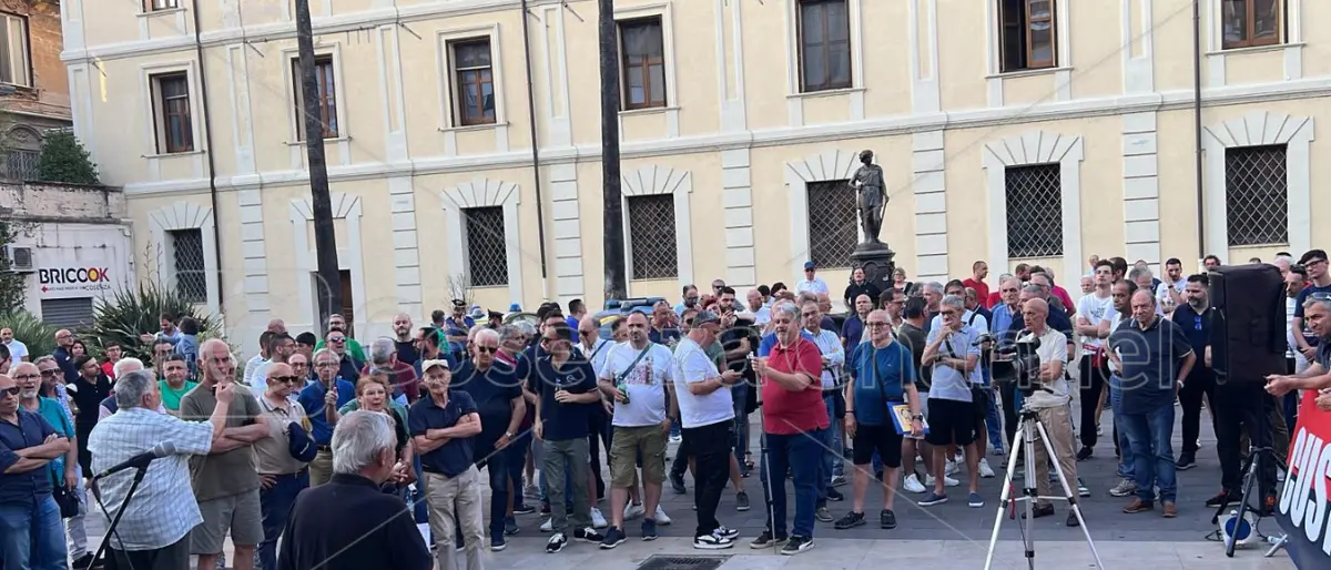 Cosenza, monta la protesta: tifosi riuniti in Piazza Carratelli