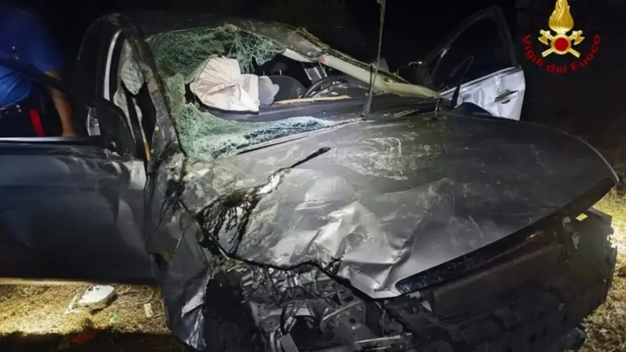 San Pietro Apostolo (CZ), auto esce di strada e si ribalta: feriti quattro giovani