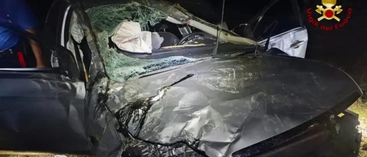 San Pietro Apostolo (CZ), auto esce di strada e si ribalta: feriti quattro giovani
