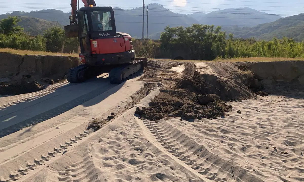 San Lucido, protestano i proprietari delle seconde case: «Paghiamo tutto, ma dobbiamo pulire la spiaggia da soli»