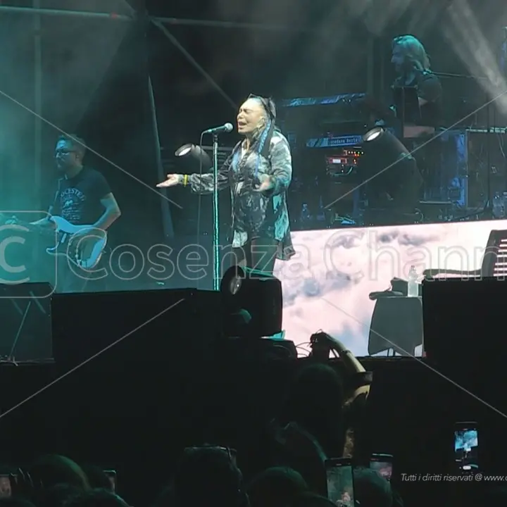 Cosenza, la luna bussa forte con Loredana Bertè. Sold out ieri la Rendano Arena