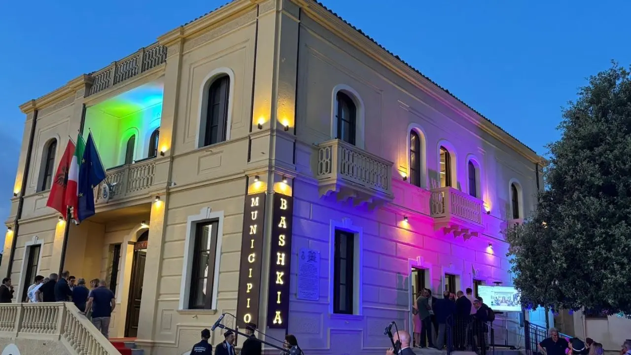 San Demetrio Corone, il presidente d'Albania taglia il nastro della nuova Casa comunale