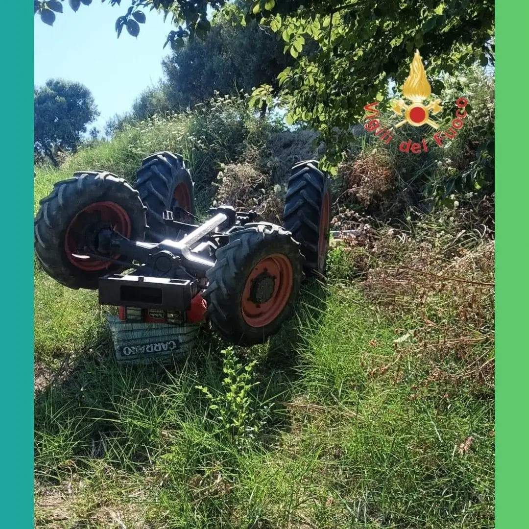 Tragedia a Catanzaro, trattore si ribalta: morto il conducente