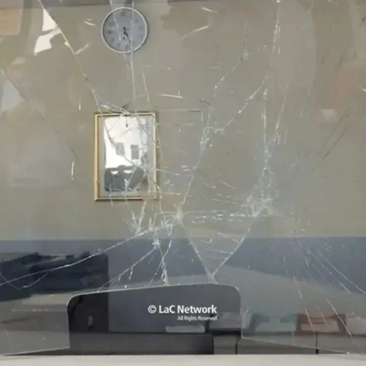 Lamezia, va al Pronto soccorso ma non vuole aspettare e sfonda a testate il vetro del triage