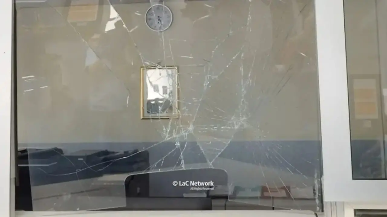 Lamezia, va al Pronto soccorso ma non vuole aspettare e sfonda a testate il vetro del triage