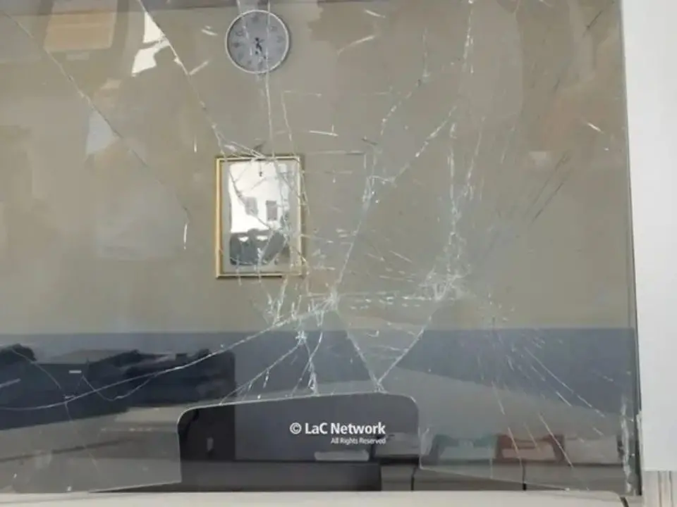 Lamezia, va al Pronto soccorso ma non vuole aspettare e sfonda a testate il vetro del triage